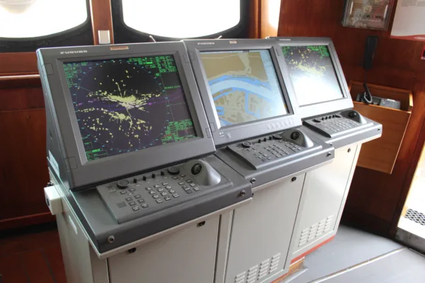 Системы ECDIS: как моряку подготовиться к тесту и уверенно пройти проверку Furuno, JRC, Transas и других моделей Ship bridge navigation equipment including radar and ECDIS display