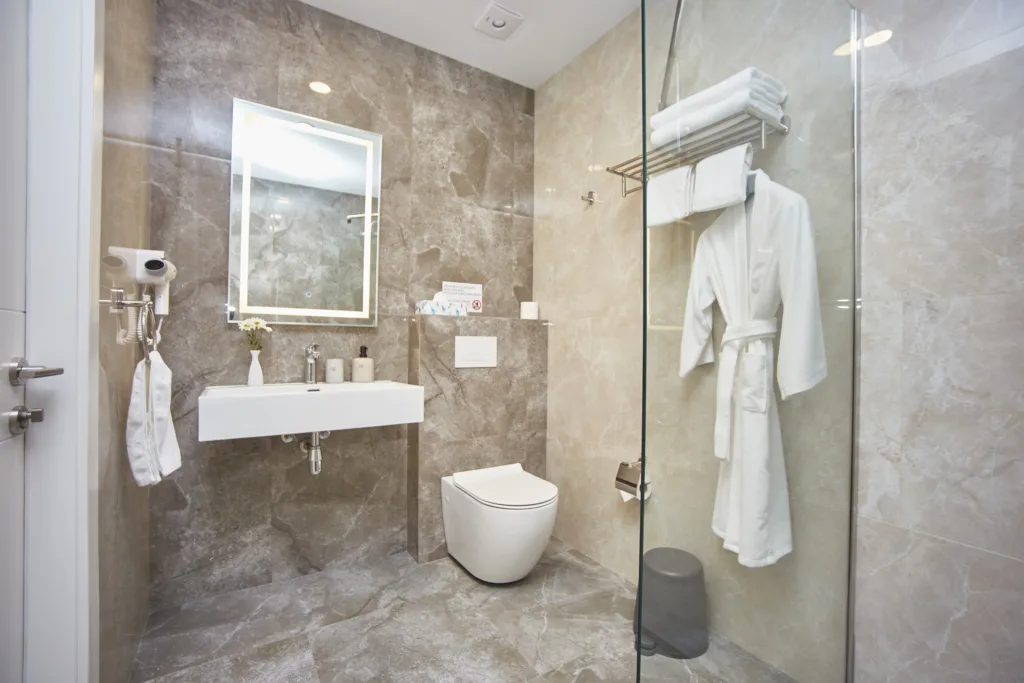 Современная ванная комната с душем и халатами в Hotel Jupiter, Аркадия, Одесса