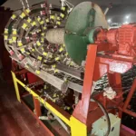 Лебёдка и рулон стационарного парадного трапа на борту судна во время ночной стоянки.